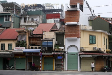 Phố cổ Hà Nội lộn xộn chắp vá