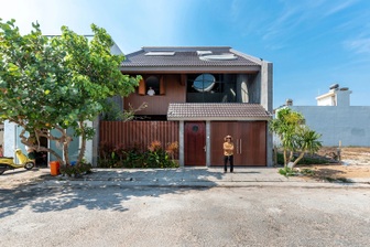 Nhà phố độc đáo, kết hợp giữa nhà rông và nhà 3 gian miền Bắc tại TP Pleiku 5 Căn nhà gỗ của một nghệ sĩ tại TP Tuy Hòa, nằm ngủ ngắm được sao trên trời