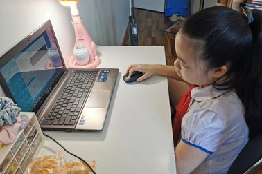 Phụ huynh, học sinh "mệt phờ" vì lịch học online kín mít từ sáng tới chiều