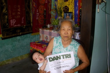 Quà nhân ái đến tay cụ Lê Thị Lộc và em Nguyễn Văn Sửu