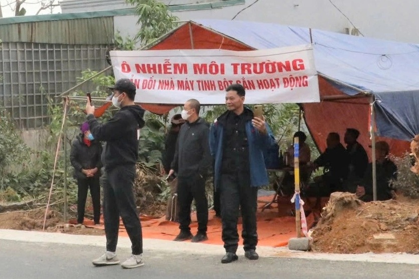 Vụ dân dựng lều canh ô nhiễm: Huyện yêu cầu nhà máy dừng sản xuất - 2 Vụ dân dựng lều canh ô nhiễm: Huyện yêu cầu nhà máy dừng sản xuất - 2