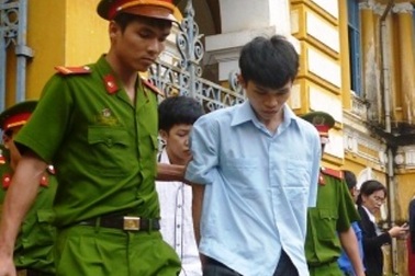 Nhắc nhở bạn học “đầu gấu”, cán bộ lớp mất mạng