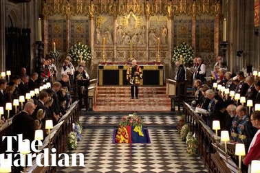 Linh cữu Nữ hoàng được hạ xuống hầm mộ hoàng gia