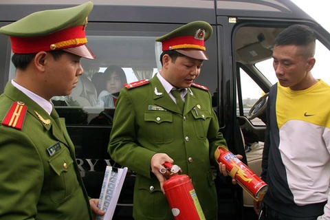 Hình ảnh ngày đầu xử phạt ô tô thiếu bình chữa cháy