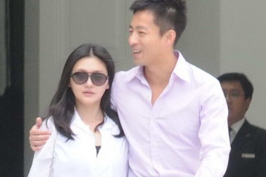 Vợ chồng Từ Hy Viên nắm tay tình cảm trên phố