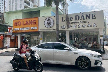 Biển quảng cáo sử dụng tiếng nước ngoài "lấn át" tiếng Việt ở Nha Trang