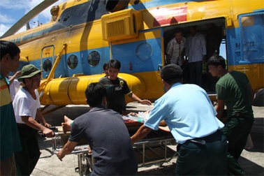 Trực thăng vượt thời tiết xấu, đưa bệnh nhân từ đảo về đất liền