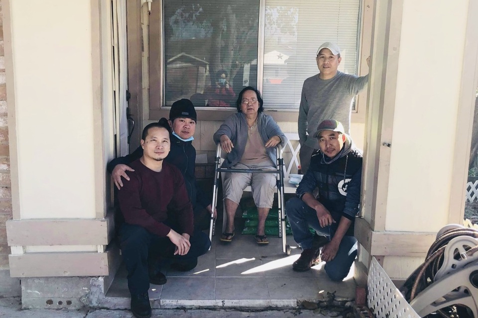 Người Việt giải cứu ống nước bị bể do bão tuyết cho cư dân Houston, Texas - 10 Người Việt giải cứu ống nước bị bể do bão tuyết cho cư dân Houston, Texas - 10