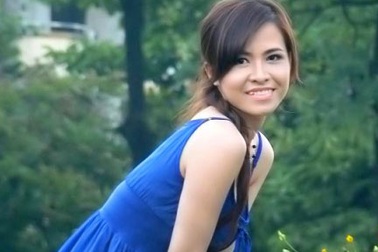 Á khoa Thu Hằng - “răng khểnh” hát hay