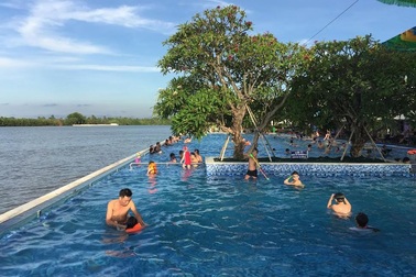 Bé trai té hồ bơi trong khu du lịch đã tử vong