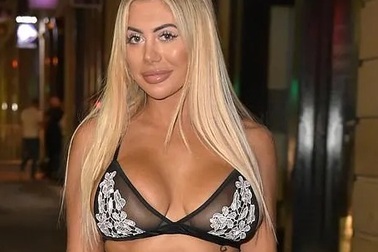 Chloe Ferry mặc áo lót ra phố