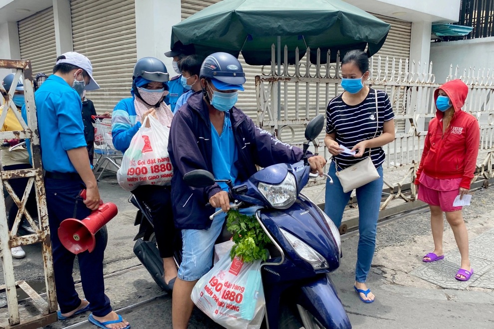 TPHCM: Cảnh xếp hàng dài ngoài siêu thị trong ngày có tin đồn thất thiệt - 7 TPHCM: Cảnh xếp hàng dài ngoài siêu thị trong ngày có tin đồn thất thiệt - 7