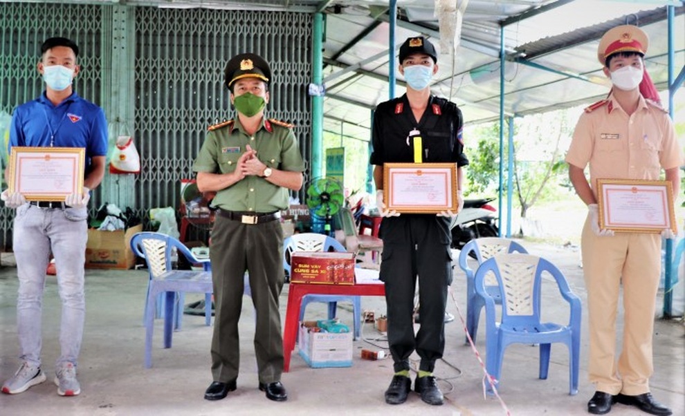 Sóc Trăng: Khen đột xuất lực lượng trực chốt kiểm soát dịch bắt ma túy - 1 Sóc Trăng: Khen đột xuất lực lượng trực chốt kiểm soát dịch bắt ma túy - 1