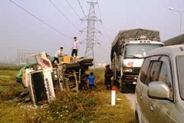 Xe chở hàng lật bên quốc lộ, dân không “hôi của”