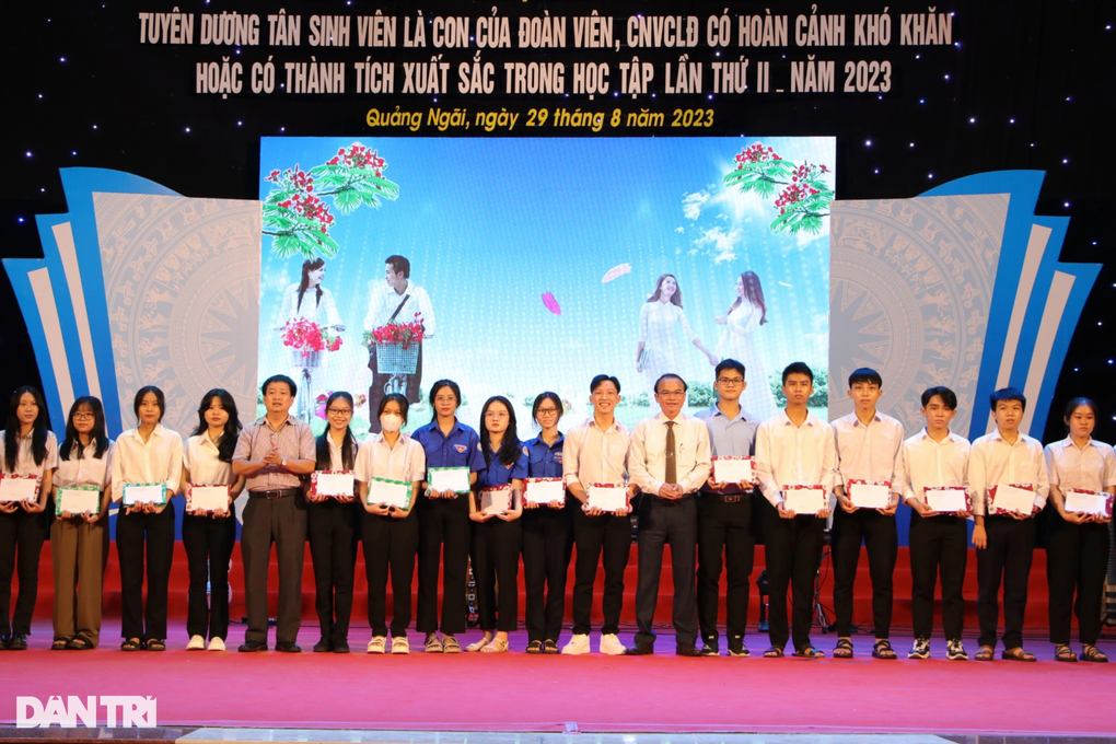 Quảng Ngãi tuyên dương tân sinh viên xuất sắc - 1