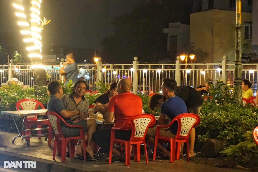 Quán xá tấp nập, khách vô tư ăn uống bên dòng kênh đen kịt, bốc mùi ở TPHCM - 1 Quán xá tấp nập, khách vô tư ăn uống bên dòng kênh đen kịt, bốc mùi ở TPHCM - 1