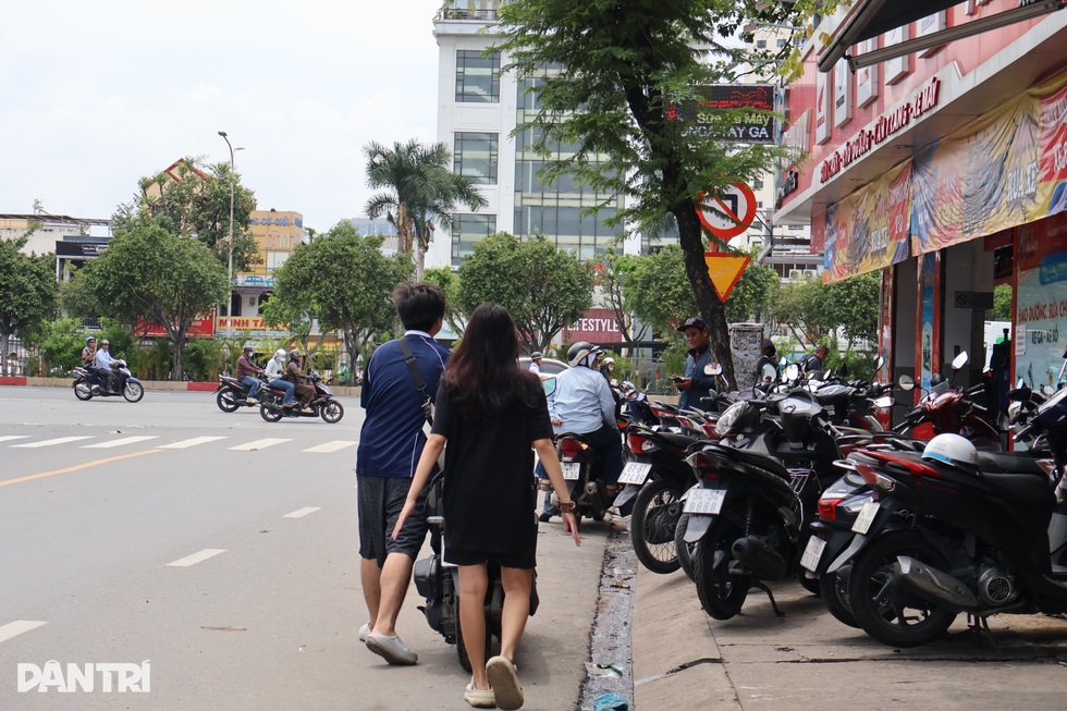 Tiệm sửa xe ở TPHCM làm đến 3h sáng không xuể, nhận 100 xe chết máy do ngập - 7
