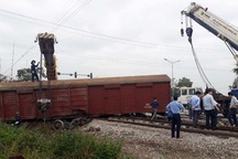 Tàu hỏa trật bánh khỏi đường ray, 2 toa tàu bị văng ra ngoài
