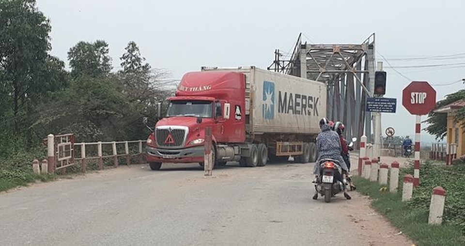 Hoá giải tạm thời nguy cơ xảy ra thảm hoạ trên cây cầu “độc nhất vô nhị” tại Bắc Giang - 2 Hoá giải tạm thời nguy cơ xảy ra thảm hoạ trên cây cầu “độc nhất vô nhị” tại Bắc Giang - 2