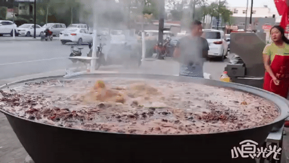 Quán lẩu bình dân hầm hơn 200 kg xương/ngày, khách đợi từ khi chưa mở bán - 1 Quán lẩu bình dân hầm hơn 200 kg xương/ngày, khách đợi từ khi chưa mở bán - 1