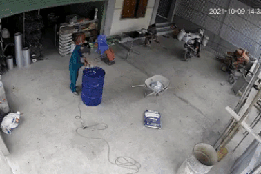 Rợn người cảnh thợ cơ khí cắt thùng hóa chất, may được "các cụ đỡ"