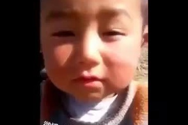 Cậu bé gây xôn xao vì vẻ mặt đa tình