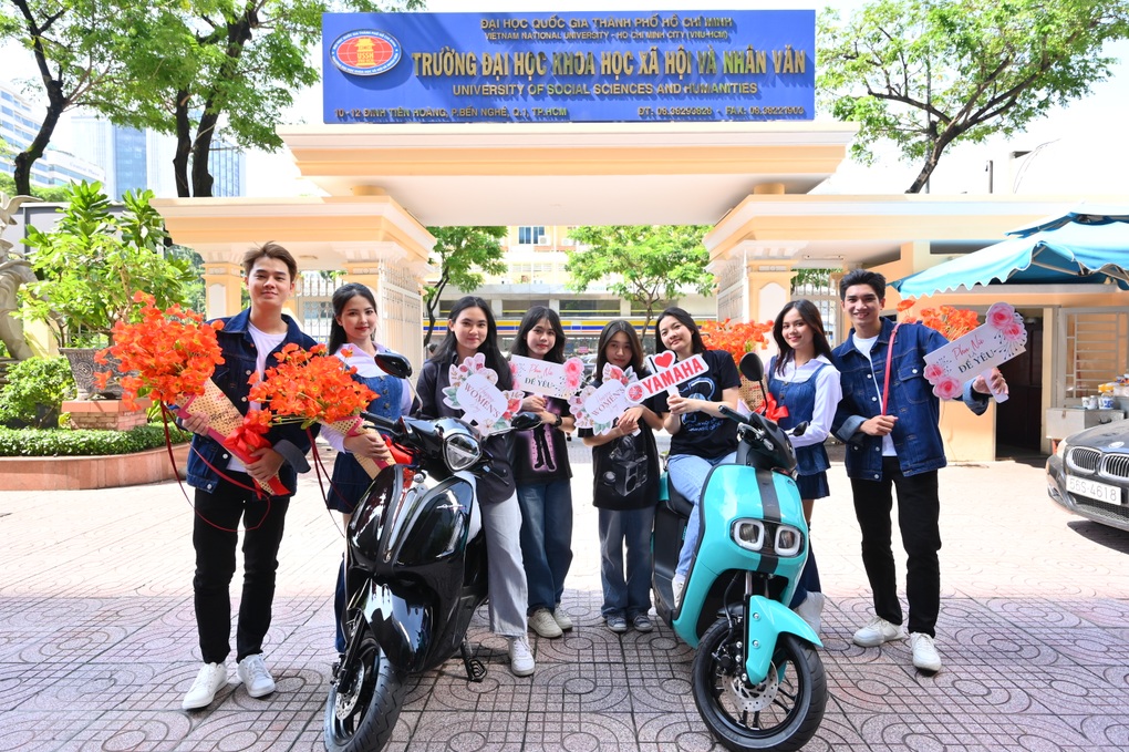 Bộ đôi Grande và Neos trao nghìn bó hoa tươi thắm nhân ngày 20/10 - 6 Bộ đôi Grande và Neos trao nghìn bó hoa tươi thắm nhân ngày 20/10 - 6