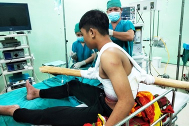 Bệnh viện kích hoạt báo động đỏ, cứu người đàn ông bị cây đâm thủng ngực