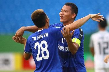 Tiền đạo Anh Đức sang Singapore kiểm tra chấn thương