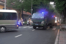 Đoàn xe áp giải bà Trương Mỹ Lan và đồng phạm đến tòa