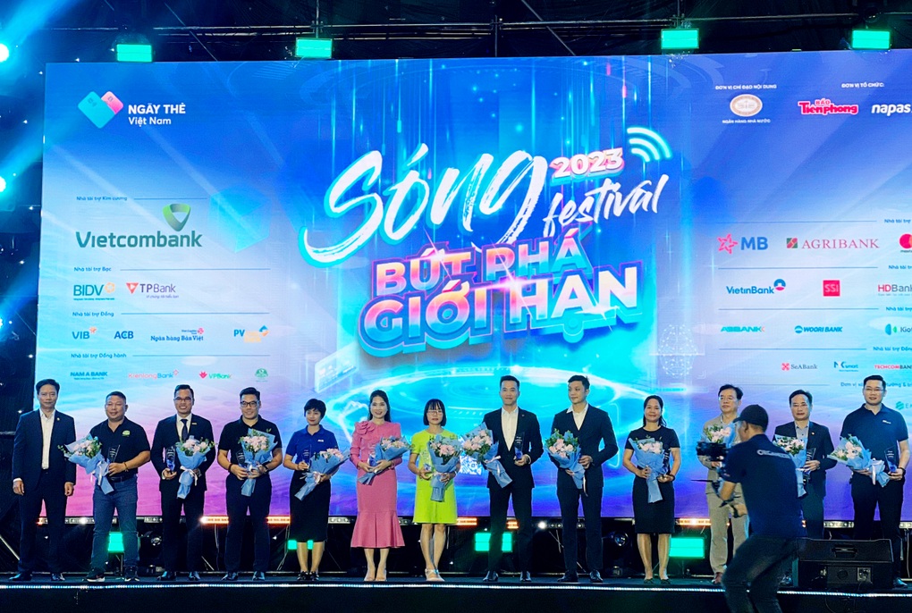 Khách hàng trẻ trải nghiệm thanh toán Phúc Long không tiền mặt - 5 Khách hàng trẻ trải nghiệm thanh toán Phúc Long không tiền mặt - 5