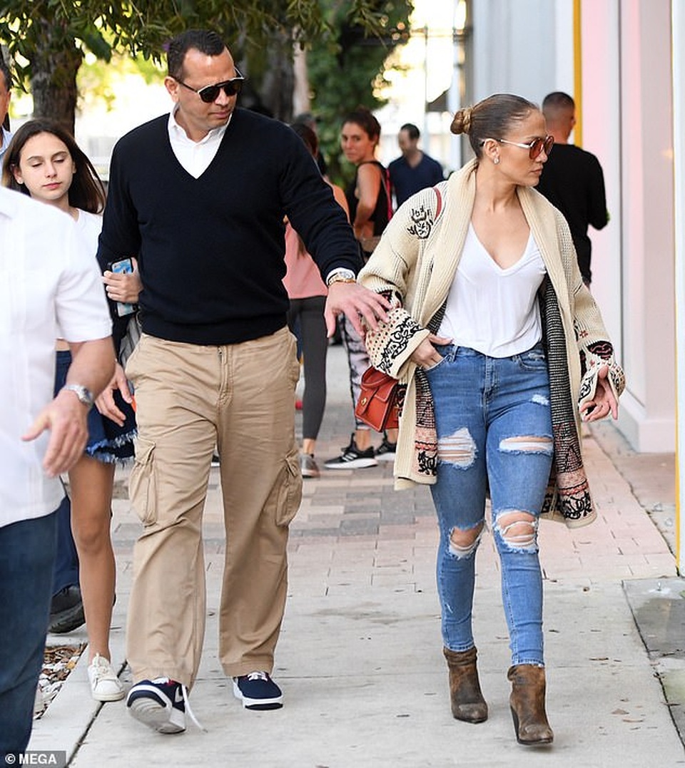 Jennifer Lopez sành điệu cùng bạn trai đi mua sắm - 1 Jennifer Lopez sành điệu cùng bạn trai đi mua sắm - 1