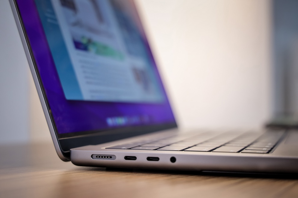 Cận cảnh MacBook Pro tai thỏ tại Việt Nam, giá hơn 50 triệu đồng - 5 Cận cảnh MacBook Pro tai thỏ tại Việt Nam, giá hơn 50 triệu đồng - 5