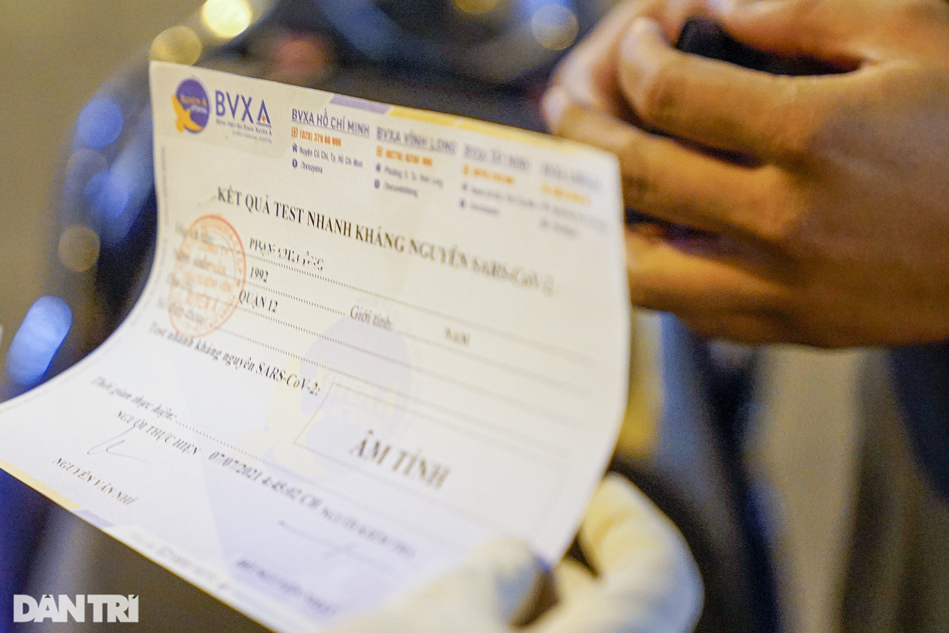 Nêu lý do chỉ mua xúc xích, người phụ nữ chạy xe máy qua nhiều quận ở TPHCM - 6