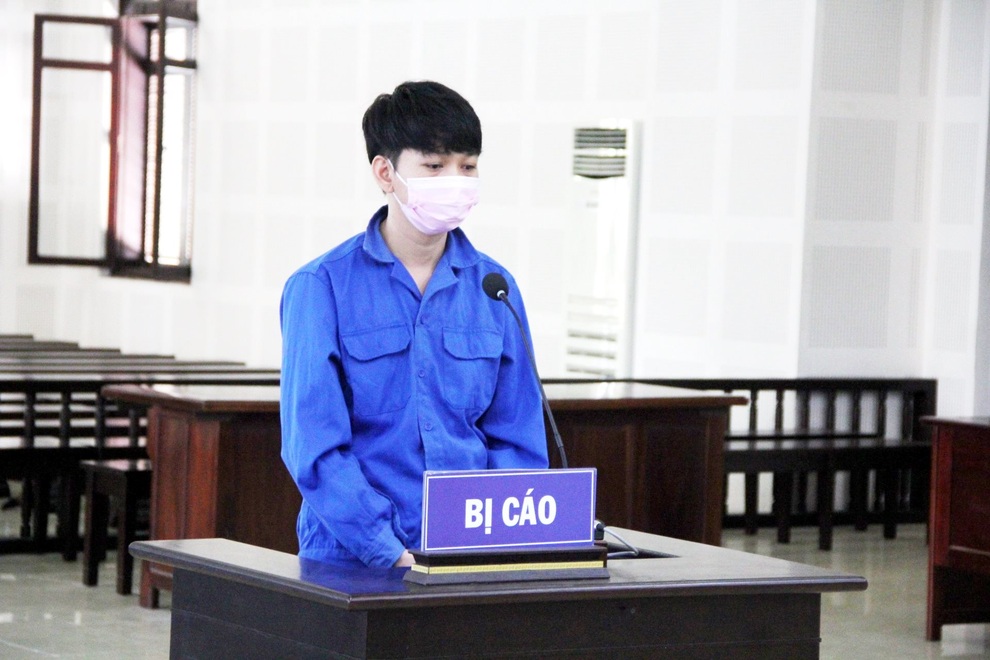 Làm giả chính giấy tờ xe của mình để lừa đảo, lĩnh 14 năm tù - 1 Làm giả chính giấy tờ xe của mình để lừa đảo, lĩnh 14 năm tù - 1