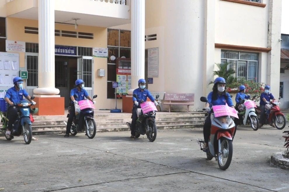 Đội Shipper áo xanh thay dân đi chợ, giúp dân bán nông sản… - 1