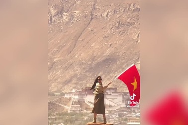 Cô gái Việt giương cao cờ Tổ quốc từ "nóc nhà thế giới"