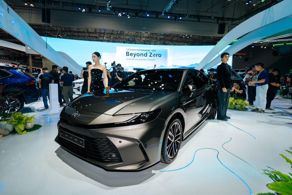 Toyota Camry 2024: Chiếc xe phản ánh sự năng động của doanh nhân hiện đại - 1 Toyota Camry 2024: Chiếc xe phản ánh sự năng động của doanh nhân hiện đại - 1