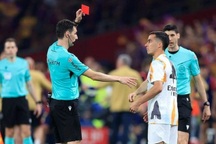 Phản ứng của HLV Ancelotti khi Real Madrid thua Barcelona, nhận 3 thẻ đỏ