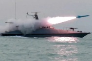2 tàu chiến Mỹ vượt qua Hormuz dưới "mưa" hỏa lực Iran