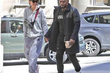 Katie Holmes nắm tay bạn trai trên phố