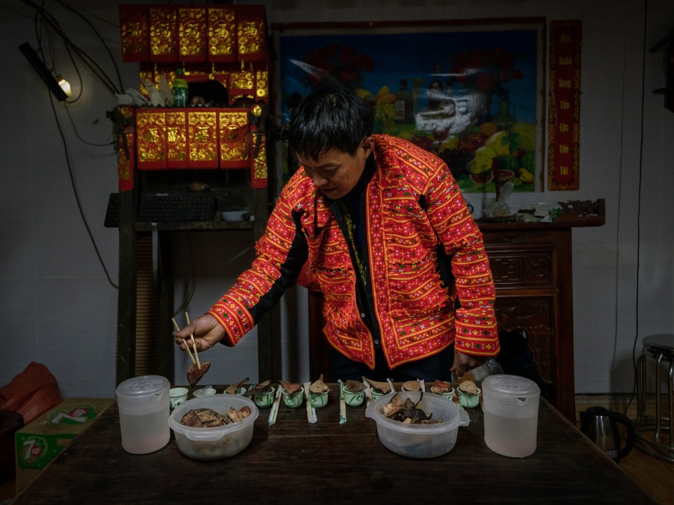 Lễ cưới người Dao: Cô dâu chém hình nhân, thay y phục trước cổng nhà chồng - 6 Lễ cưới người Dao: Cô dâu chém hình nhân, thay y phục trước cổng nhà chồng - 6