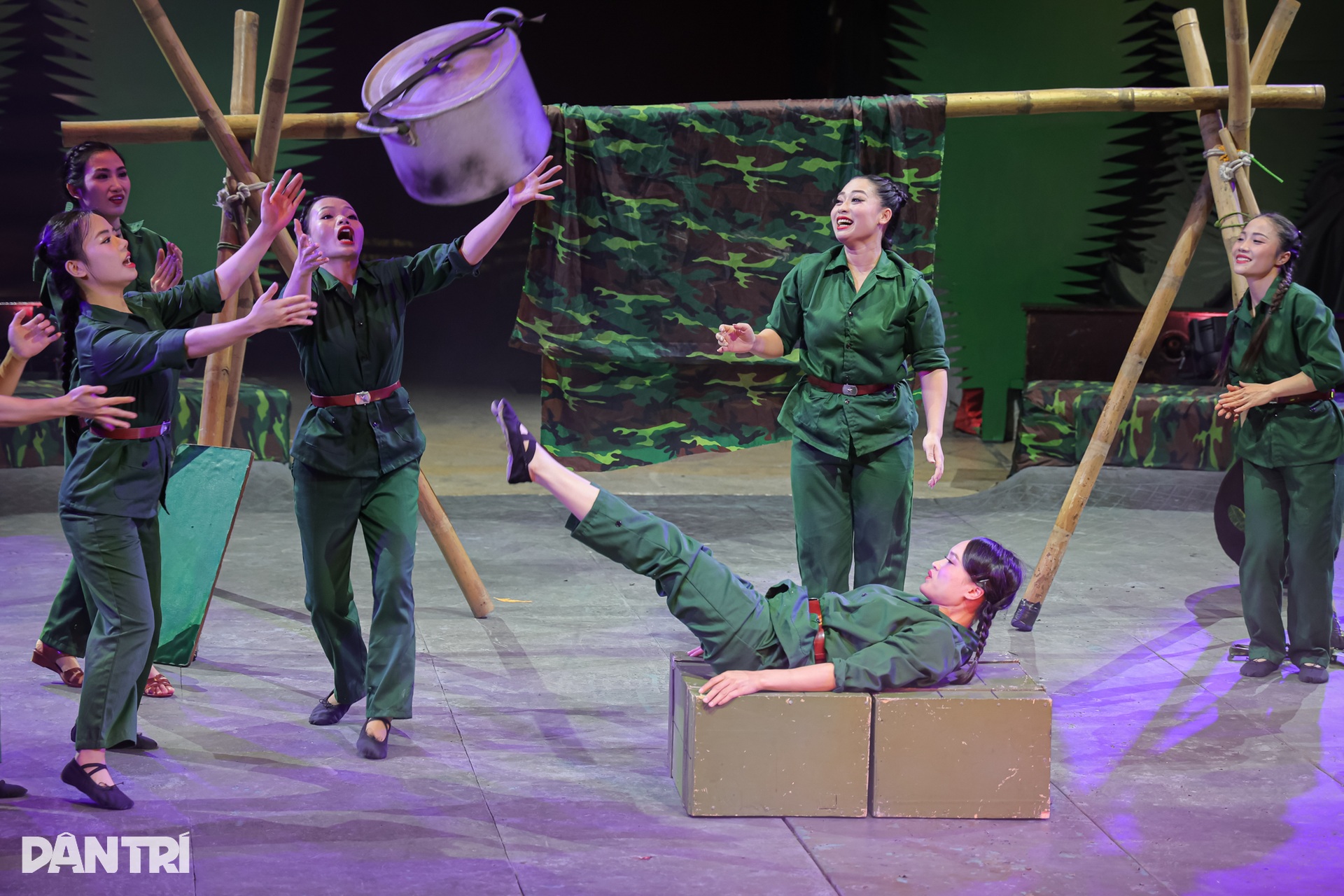 Khán giả mặc áo cờ đỏ sao vàng, cổ vũ xiếc Non sông ngày thống nhất - 4