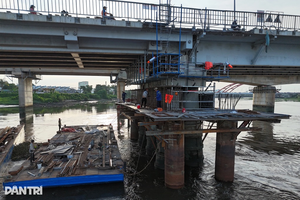 Kỹ thuật đặc biệt giúp nâng cầu Bình Triệu 1 trong khi xe vẫn chạy - 2 Kỹ thuật đặc biệt giúp nâng cầu Bình Triệu 1 trong khi xe vẫn chạy - 2