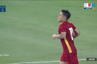 Thủ môn U23 Indonesia xuất sắc cản phá cú sút của Hoàng Anh