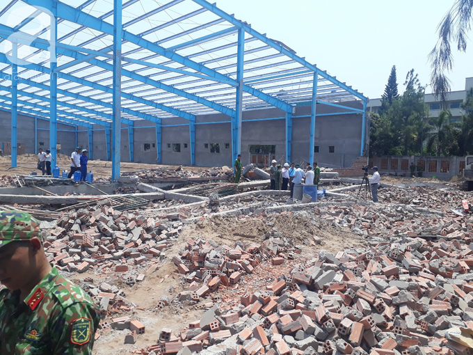 Hiện trường vụ sập bức tường rộng 400m2, 6 người chết, nhiều người bị vùi lấp trong gạch đá - Ảnh 1. Hiện trường vụ sập bức tường rộng 400m2, 6 người chết, nhiều người bị vùi lấp trong gạch đá - Ảnh 1.