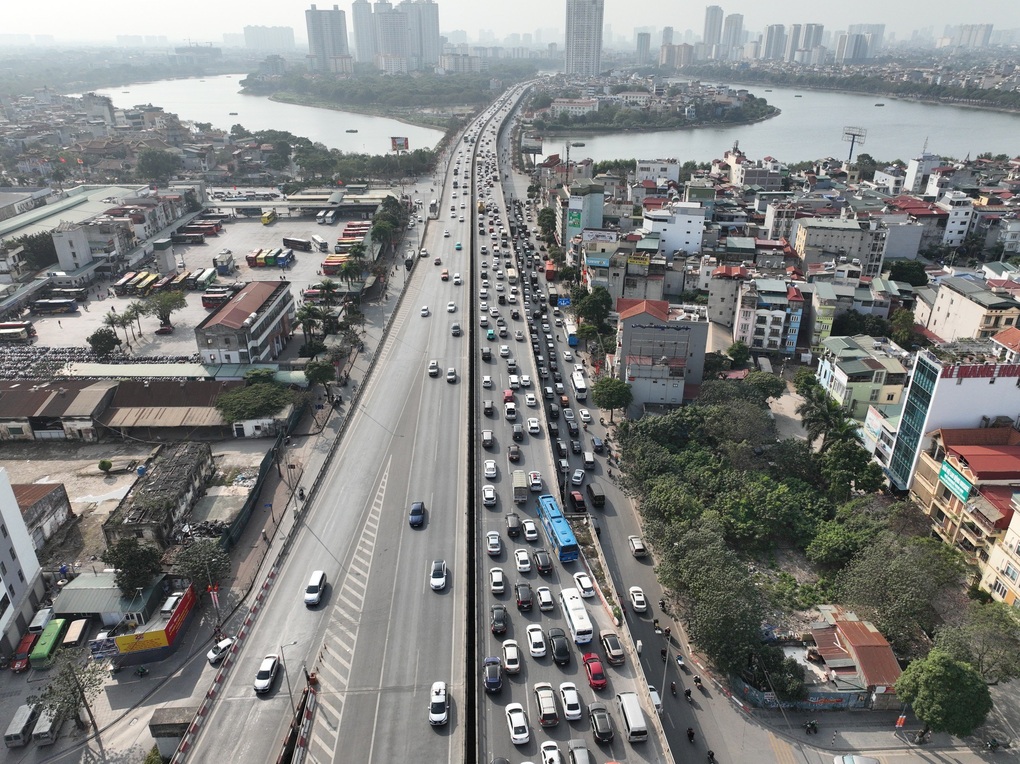 Hai ô tô va chạm chiều mùng 4 Tết, đường Vành đai 3 trên cao ùn ứ nhiều km - 1 Hai ô tô va chạm chiều mùng 4 Tết, đường Vành đai 3 trên cao ùn ứ nhiều km - 1