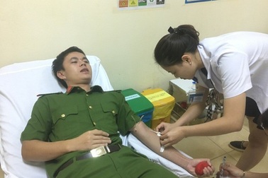 Chiến sĩ công an kịp thời hiến máu cứu bệnh nhân qua cơn nguy kịch
