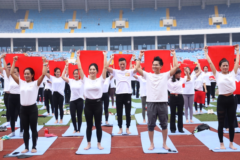 Cặp đôi huấn luyện viên yoga tham gia đồng diễn, xác lập kỷ lục Việt Nam - 8