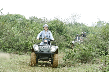 Du khách "cưỡi quái thú" vượt dốc, băng rừng ở ngoại ô Hà thành